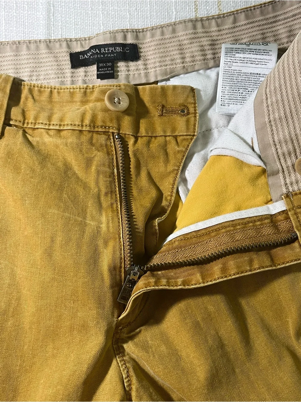 Banana Republic Men's Chinos in Mustard Yellow Size 31/30
